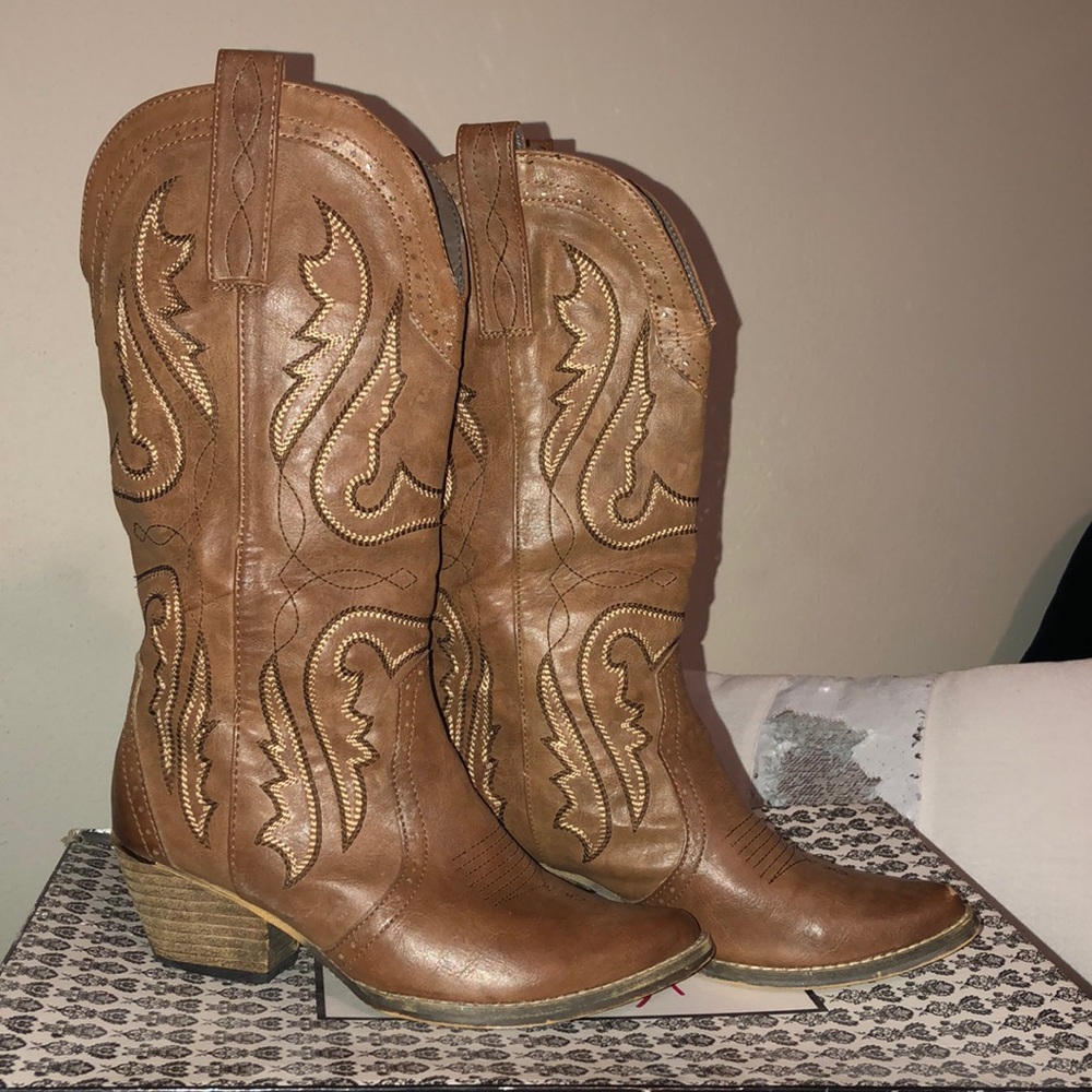 Volatile cowboy boots 👢